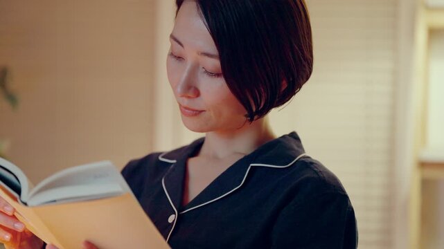 パジャマで読書する女性