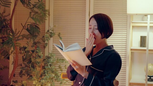 パジャマで読書する女性