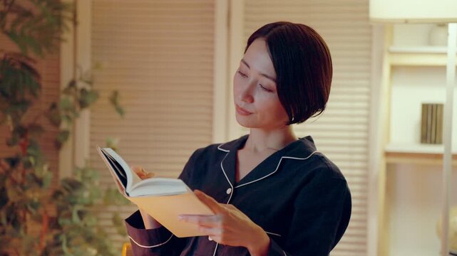 パジャマで読書する女性