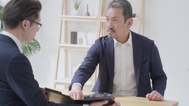 自動車の営業マンと客