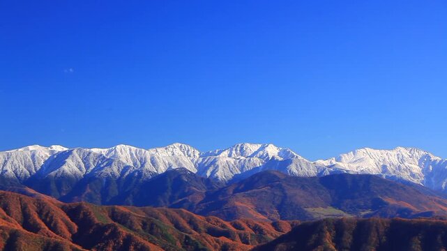 陣場形山から望む荒川岳と塩見岳など南アルプスと紅葉