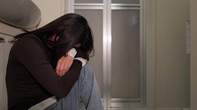落ち込む女性のズームイン