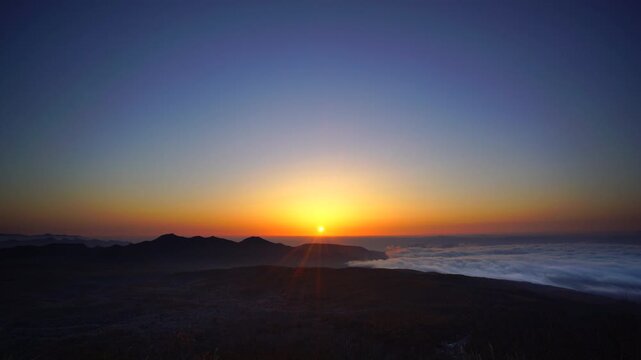 小浅間山から望む鼻曲山などの山並みと雲海と朝日