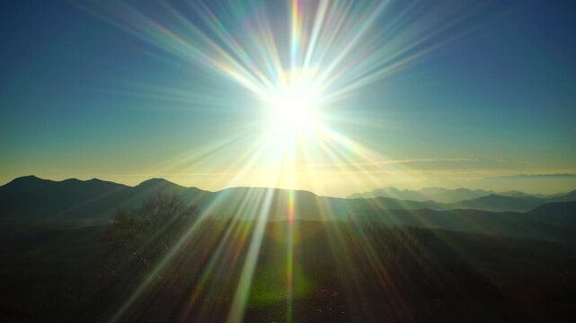 小浅間山から望む浅間山と妙義山などの山並みと朝の太陽の光芒