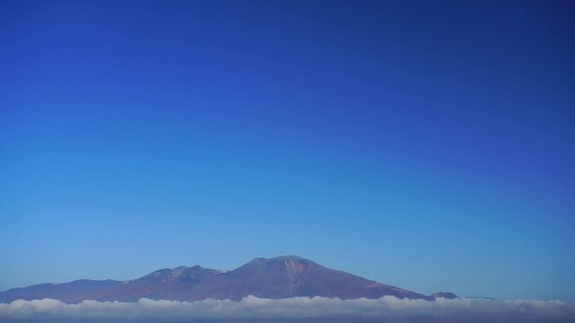 八風山から望む浅間山と紅葉のカラマツ林と野鳥の群れ