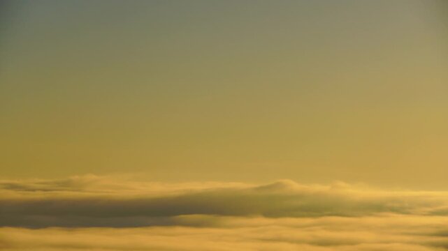 十観山から望む荒船山方向の雲海と朝日