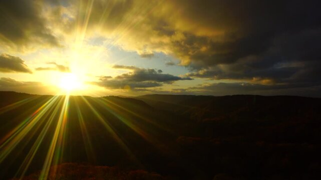 城ヶ倉大橋から望む城ヶ倉渓谷の紅葉と夕日