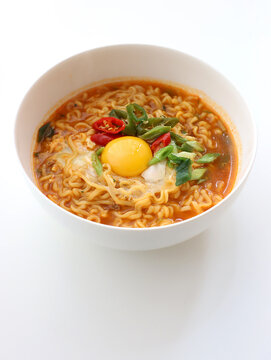 한국 음식 매운 라면