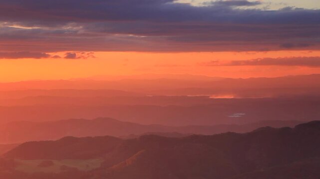 大黒森から望む早池峰山と折爪岳などの山並みと朝日