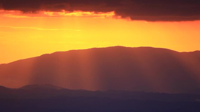 大黒森から望む折爪岳などの山並みと朝の光芒