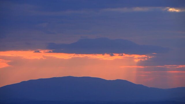 大黒森から望む折爪岳などの山並みと朝の光芒