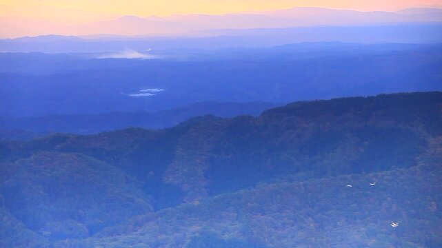 大黒森から望む早池峰山方向の朝の山並みと白鳥