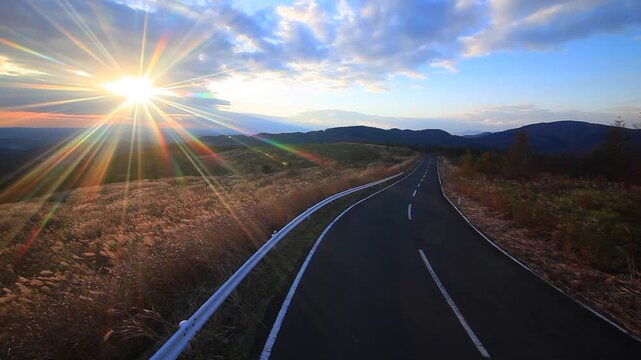大黒森から望む南東方向の山並みと道路とススキと朝日