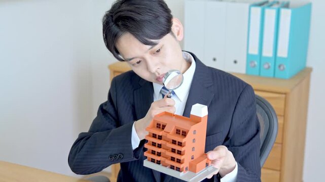 マンションを調べる男性