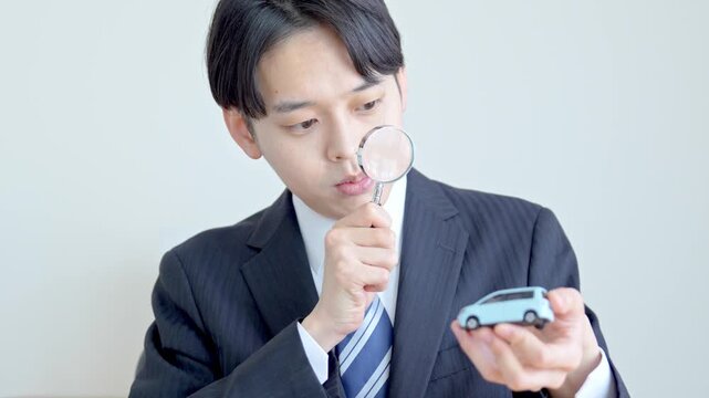 車を見る男性
