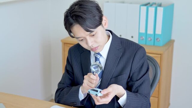 車を調べる男性