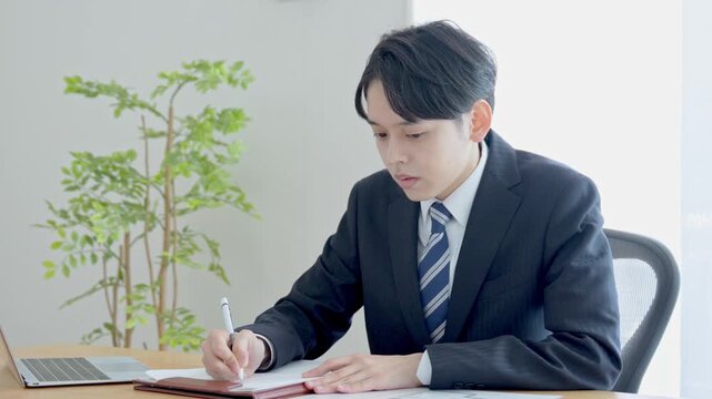 勉強をする男性