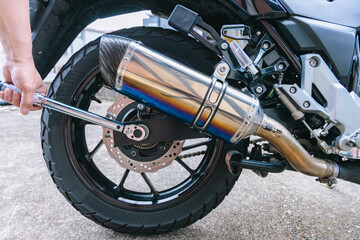 Obraz premium バイクのリアアクスルナットをトルクレンチで締める