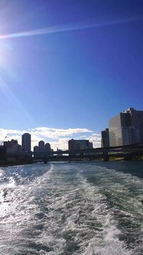 水上バスから望む隅田川周辺の町並み