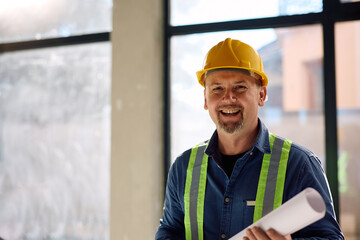 Obraz premium Professional construction worker at building site looking at camera.
