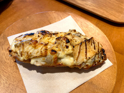 きのこチキングラタンタルティーヌ ─ 木製プレートの焼きバゲット