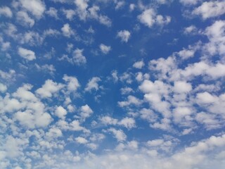 Obraz premium Bright and airy sky composition with natural clouds, perfect for clean and fresh design needs.