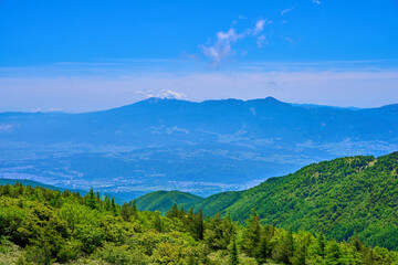 新緑の群馬県吾妻郡嬬恋村の湯ノ丸山頂から南側の眺望(八ヶ岳,佐久盆地,北岳,長野県小諸市など) © Q2PHOTOAS