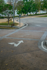Obraz premium A top-down perspective of white painted directional arrows on a clean asphalt road surface, symbolizing guidance, choices, and forward movement.