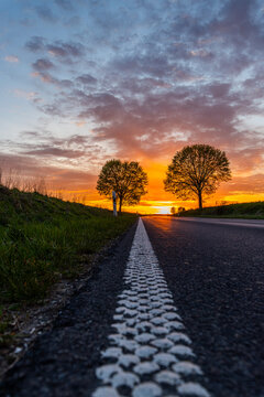 Den Streifen entlang in den Sonnenuntergang