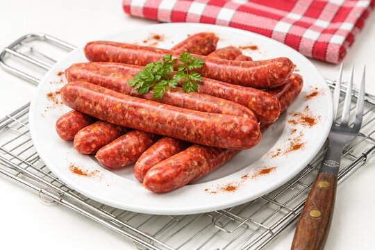 tas de merguez crues dans une assiette