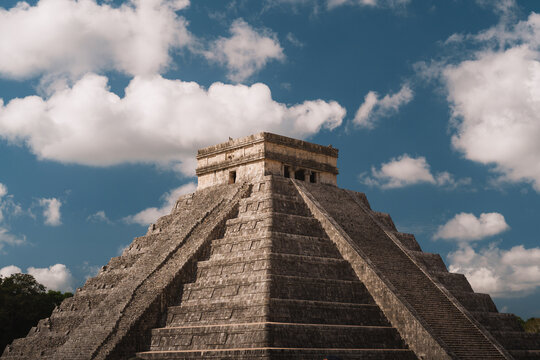 El castillo pyramid standing in ancient chichen itza city