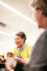 Obraz premium Seniorinnen spielen zusammen Bridge, KI generiert