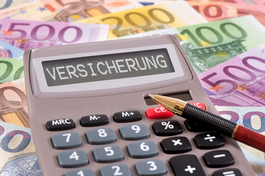 Ein Rechner mit der Aufschrift Versicherung im Display liegt auf vielen Euro Banknoten, FOTOMONTAGE
