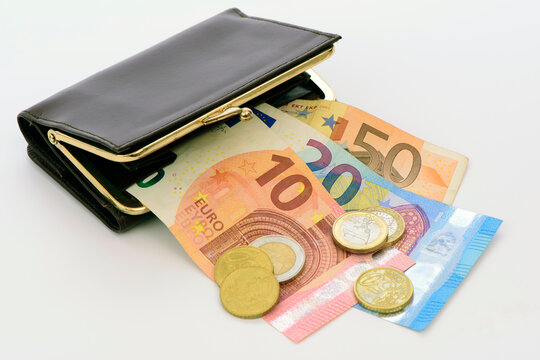 Eine Geldb&ouml;rse mit wenig Euro Bargeld mit Scheinen und M&uuml;nzen