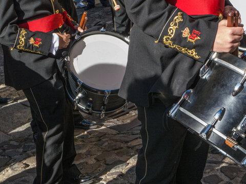 Procesiones de Semana Santa en C&aacute;ceres, Espa&ntilde;a a la luz del d&iacute;a, tradici&oacute;n y sentimiento
