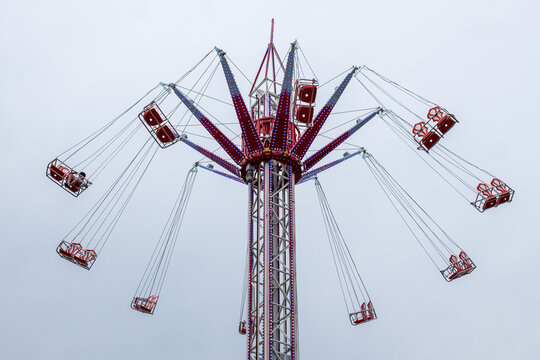 Karuzela łańcuchowa nad miastem