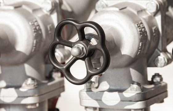 Industrial metal handwheel valve controlling flow system