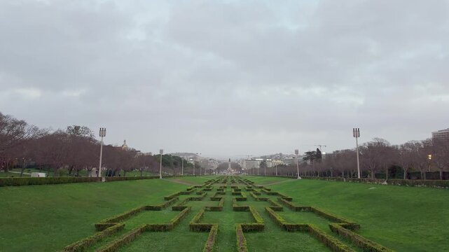 Photographer's perspective capturing a scenic view of Parque Eduardo VII in Lisbon, with the camera's viewfinder and settings visible, culminating in the final bright captured image