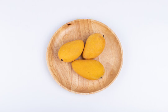 The mangoes in the rubberwood plate