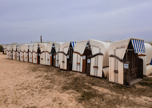 Strandk&ouml;rbe am Strand von Cuxhaven Sahlenburg, an einem diesigen Tag,die auf ihre Verteilung warten	
