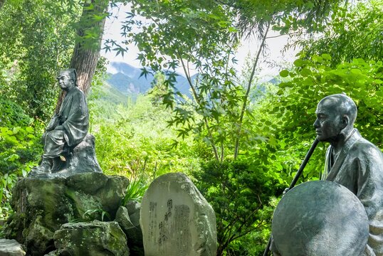 山形市山寺にある立石寺の境内に佇む、松尾芭蕉と門人の河合曾良の銅像/Statues of Matsuo Basho and His Disciple Sora at Yamadera Temple in Yamagata
