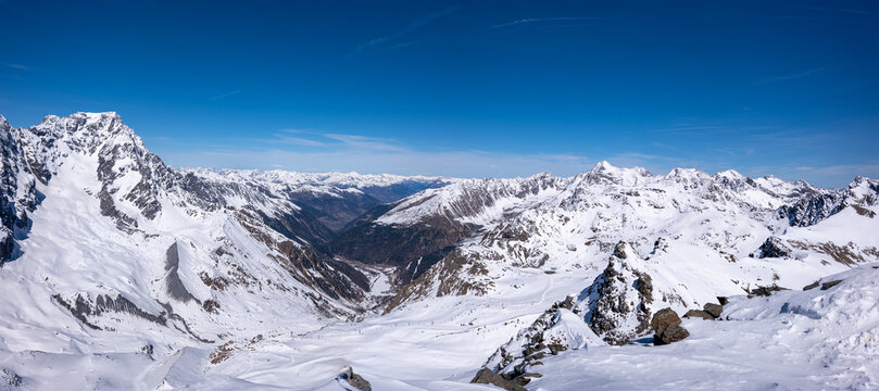 Winterpanorama Skigebiet Sulden von der Eisseespitze mit Ortler