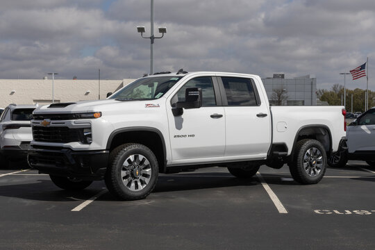 Chevrolet Silverado 2500 Crew Custom Z71 4WD display. Chevy offers the Silverado 2500 with a 6.6L gasoline V8 engine. MY:2026
