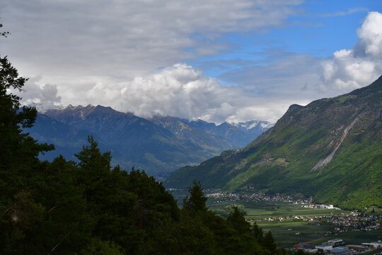 Sch&ouml;ne Landschaft mit Blick zum Etschtal in S&uuml;dtirol 