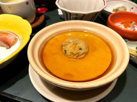 あんかけ手作り豆腐 ─ オレンジ色のあんかけ・土鍋風鉢