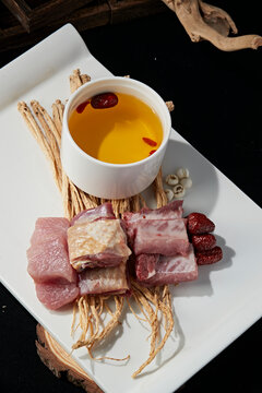 Gastrodia elata, Codonopsis pilosula, red dates, wolfberries, goose wings, and pork ribs nourishing soup