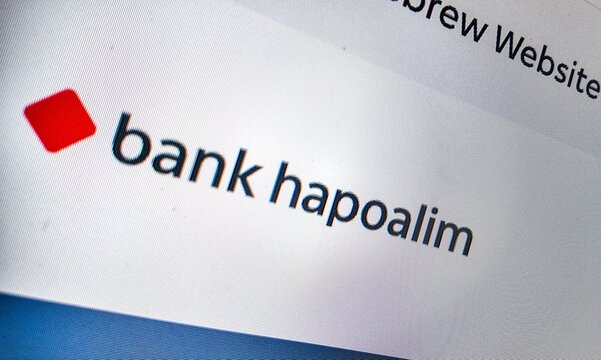 a computer screen with bank hapoalim website displayed