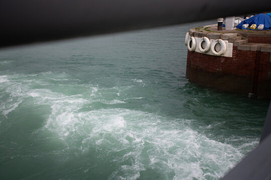 Vague pr&egrave;s d'une digue dans un port sur la jet&eacute;e