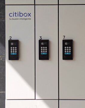 Servicio locker de Citibox. Punto de recogida con buzones con cerraduras instalado en el patio interior de un edificio de Madrid, Espa&ntilde;a