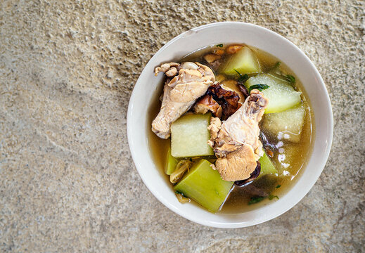 Thai clear soup with winter melon and chicken (Tom jued fak khao)